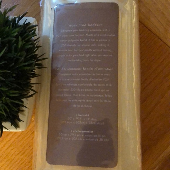 Queen easy care bedskirt - Picture 3 of 4